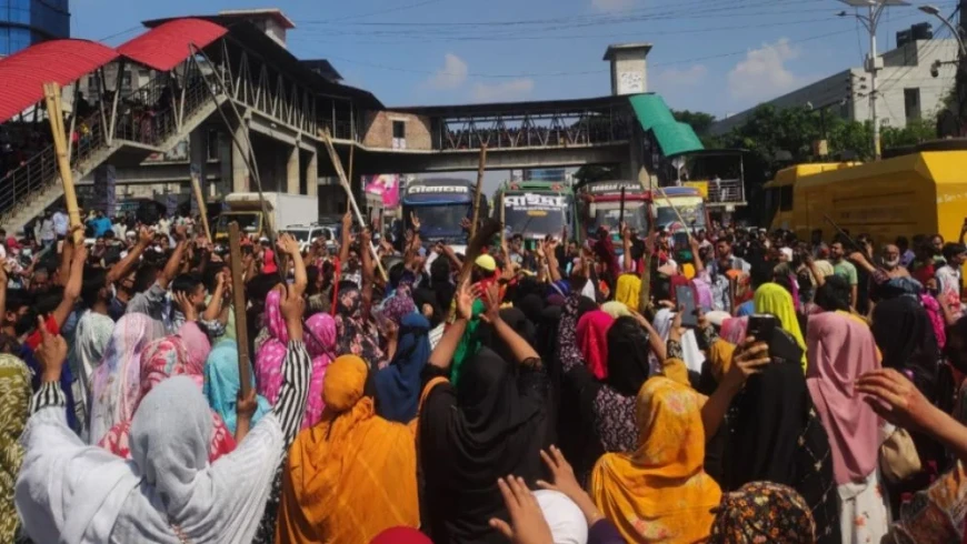 উত্তরায় দ্বিতীয় দিনের মতো শ্রমিকদের সড়ক অবরোধ